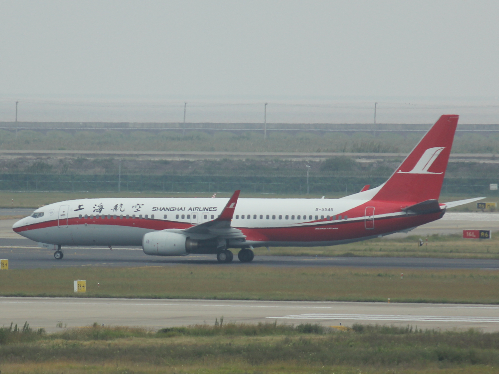 Boeing 737 von Shanghai Airlines