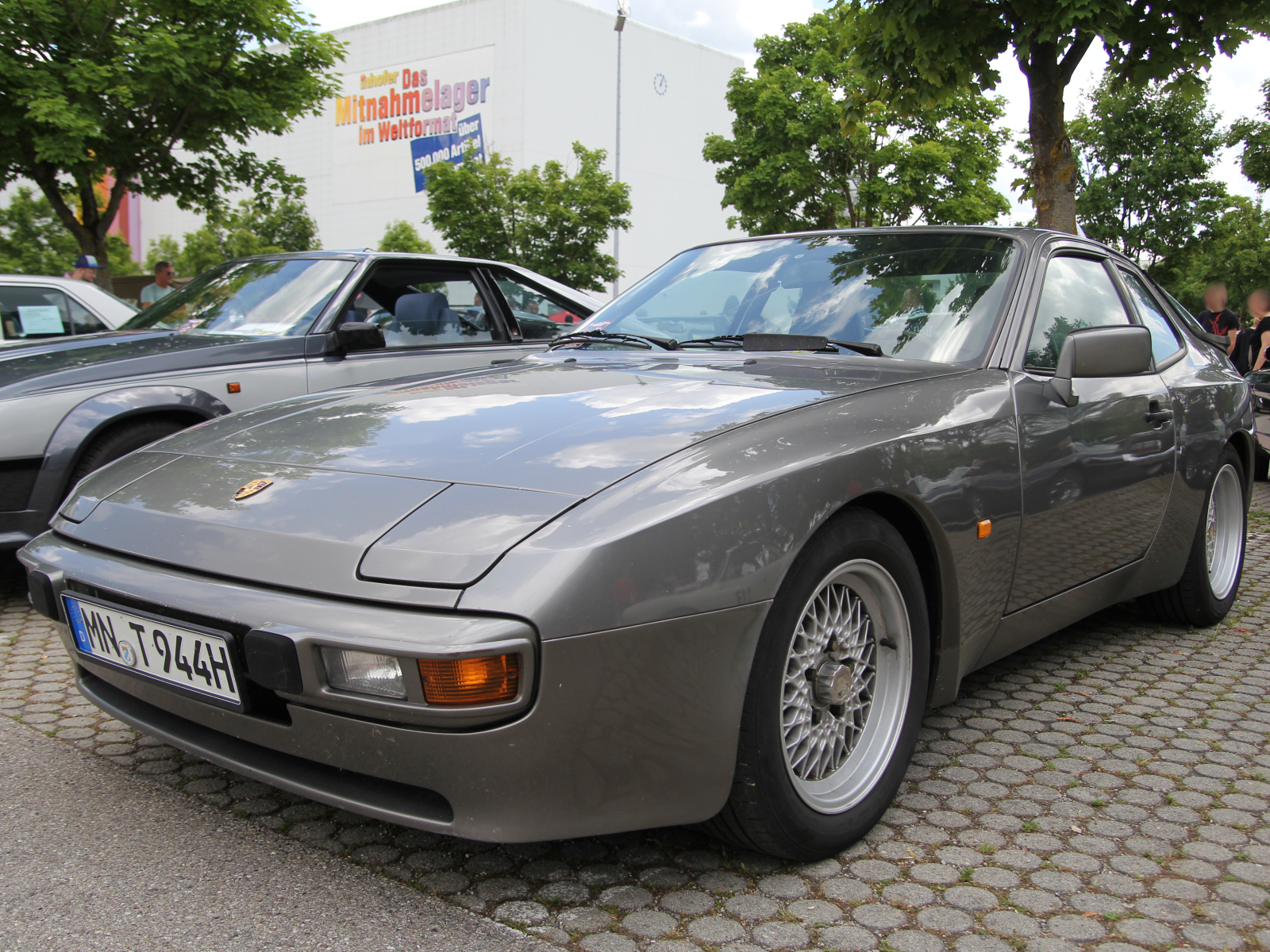 Porsche 944