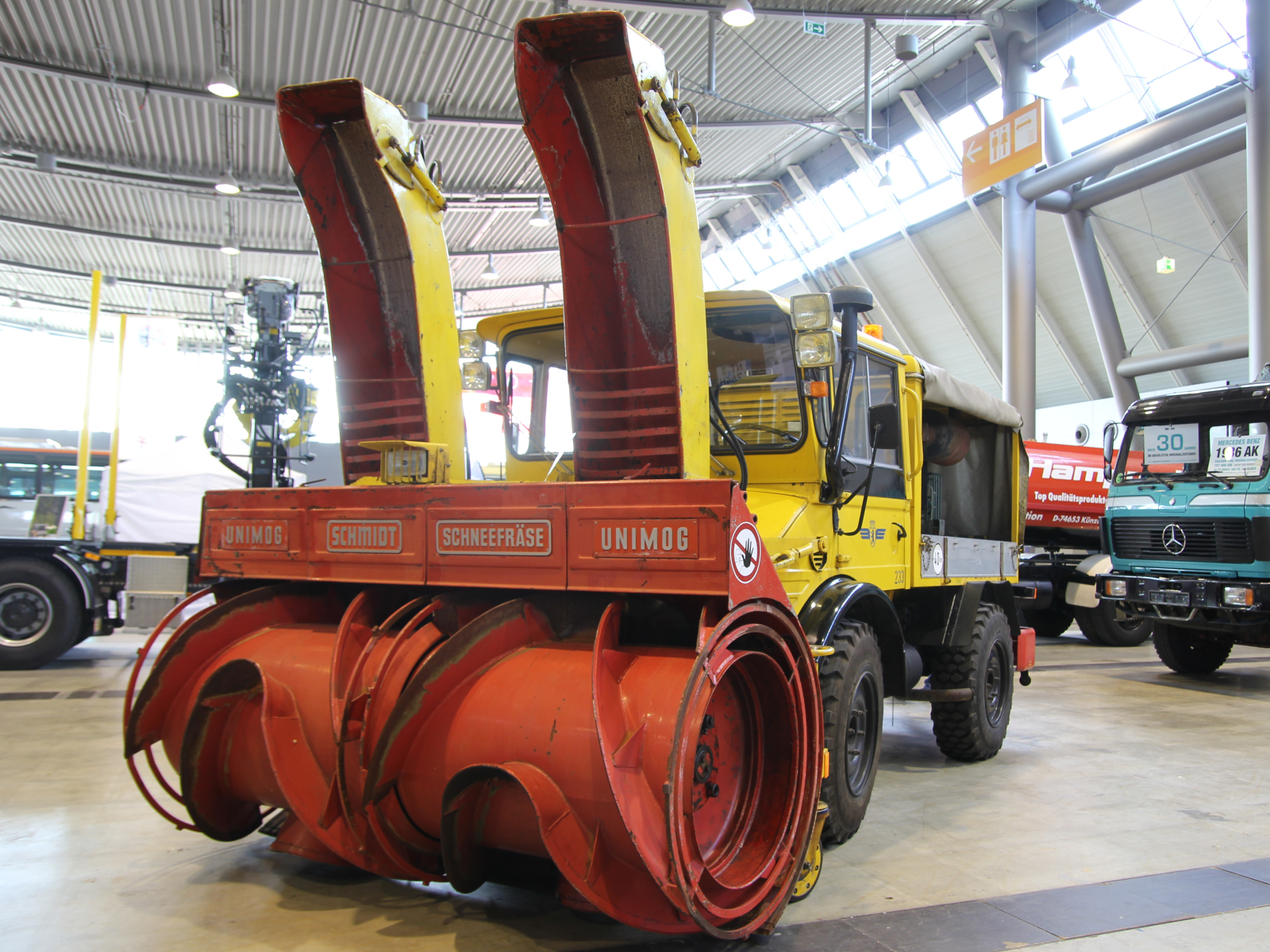 Unimog mit Schneefräsenaufbau von Schmidt